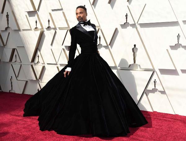 Платье, в котором Билли Портер пришел на Оскар, Vogue посчитал самым лучшим на мероприятии. Стоит отметить, в детстве актера изнасиловал