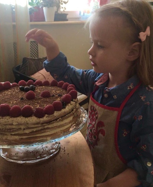 Сергей Безруков получил тортик от дочки! Пишет:Вернулся с гастролей) а тут торт... для меня)))) с ягодами)))))