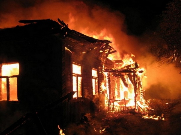 В Курганской области загорелся дом, в котором находились мать и трое детей Мать решила не рисковать: