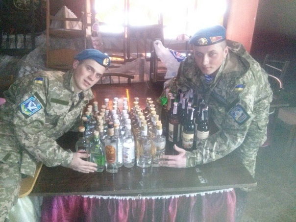 Украинские военные расстреляли командира за замечание по поводу пьянства Командир одного из подразделений вооруженных сил Украины сделал замечание своим подчиненным по поводу распития спиртных