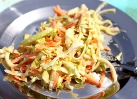 Коул слоу из молодой капусты Этот салат, яркий на вид и на вкус, весенний по настроению и витаминный по составу, одна из бесчисленных разновидностей Коул Слоу (Coleslaw, Cole slaw), который